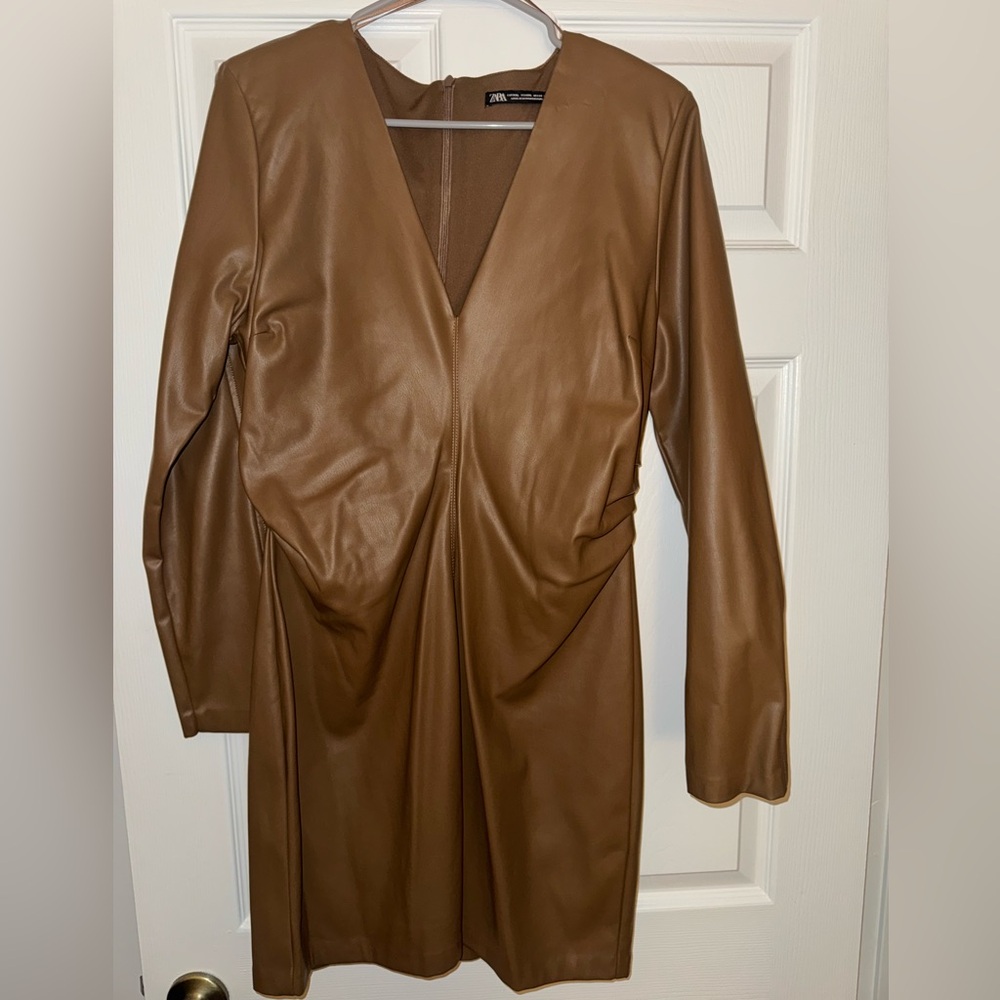 V-nevk leather dress